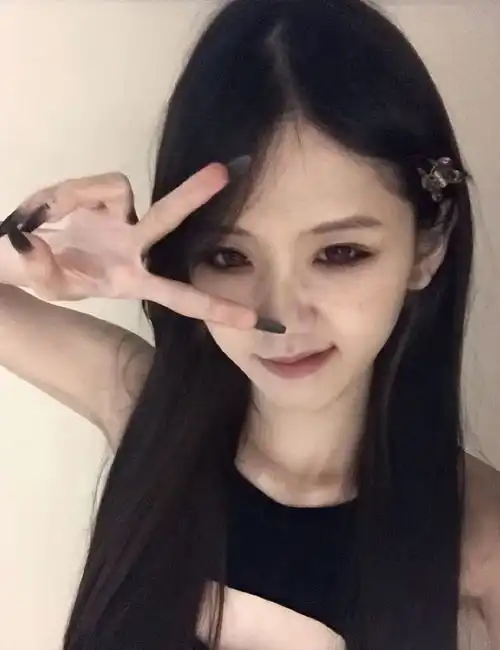 井川里予尝试破洞造型,网友称小钰最好看,腰部破洞更能彰显身材