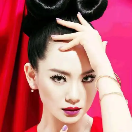 女星浓妆艳抹时有美的一塌糊涂,有丑的