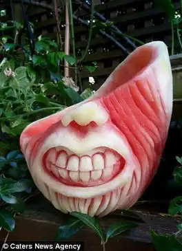 加拿大艺术家雕刻各式西瓜恶魔头像