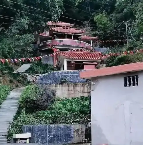福建上杭山体滑坡寺庙倒塌,一家6口躲雨被埋,当地正在救援