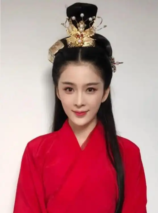她和秦俊杰同班,当初也是中戏校花,因名字太像日本人改了名