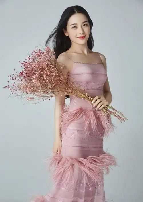 她演技颜值和演技无可挑剔,因名字被误认是日本人,如今无人问津