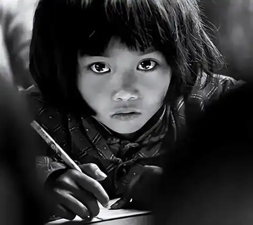 31年前,因为一张照片火遍全国的大眼睛女孩,如今咋样了