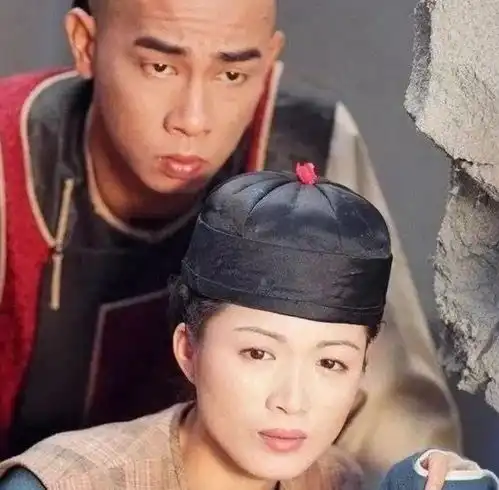陈少霞与富豪老公罕见露面,开豪车外出逛街,吃平民餐厅接地气