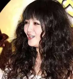 她们在台上光鲜亮丽,但是这些照片却几乎毁了她们