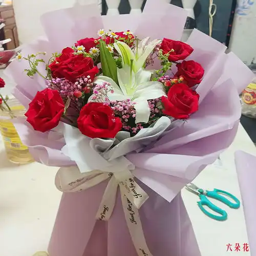 红玫瑰百合搭配的图片有哪些