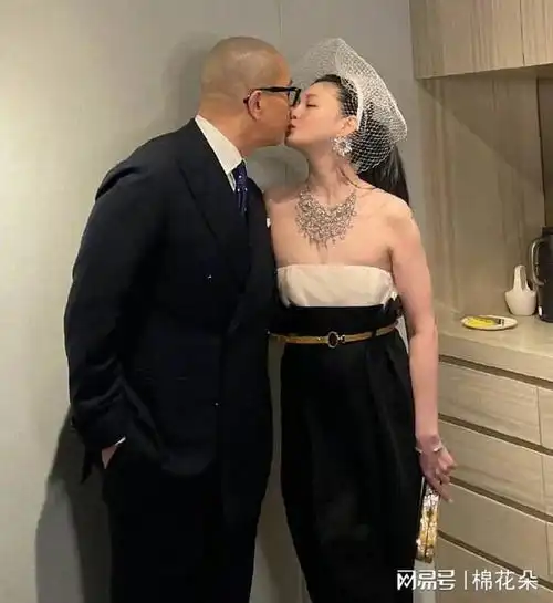 大s和具俊晔街头秀恩爱,十指相扣两臂相交,网友称其纹身像膏药
