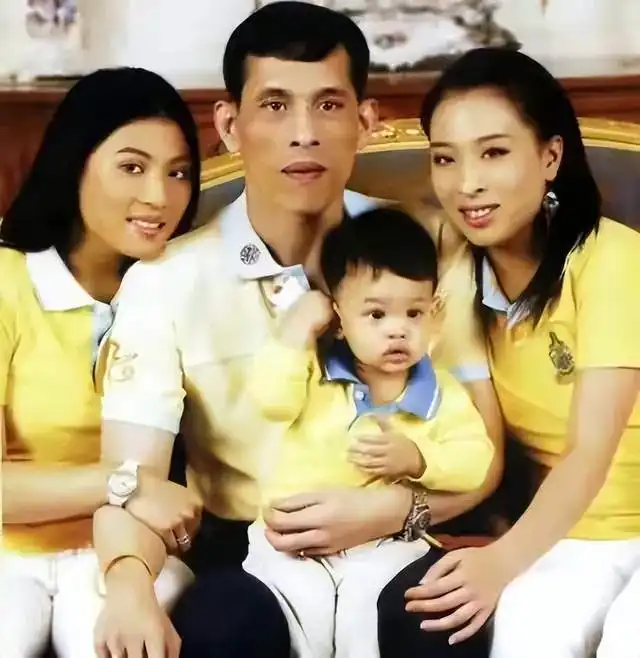 4个老婆30多个嫔妃,女儿妹妹都比他能干,泰国玛哈国王幸福躺平