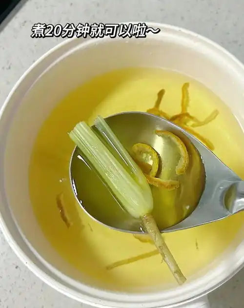 感谢陈允斌老师的芹菜根煮水,才喝了5天,脸上都干净了