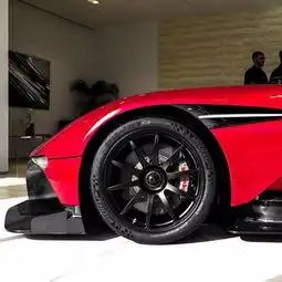 一台红色火神阿斯顿马丁vulcan