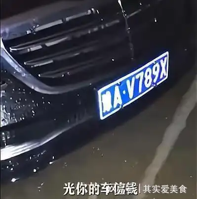 郑州奔驰车堵通道,众车全淹它独好,他摊上大事,除非龙王来赔钱