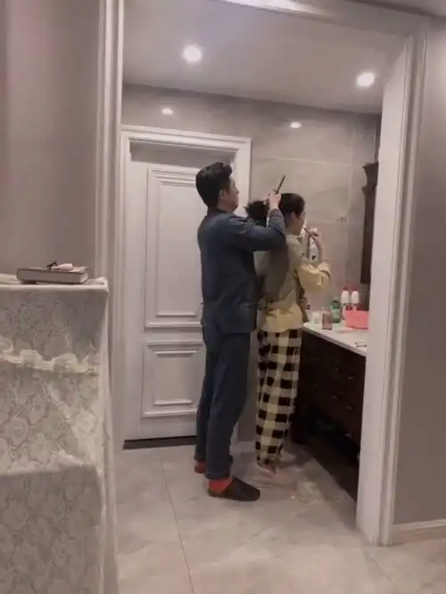 闺女六年级了,还帮她梳头,还总说希望他的爱是闺女富及一生的财富