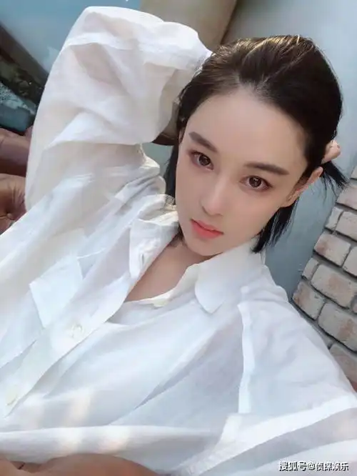 张馨予晒湿发写真自诩温柔女人,烟熏妆配斜肩裙又美又性感