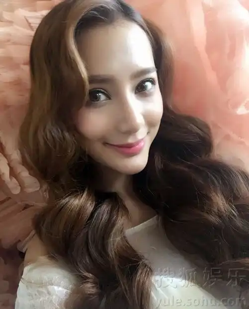 师大混血校花美到窒息被赞活招生广告
