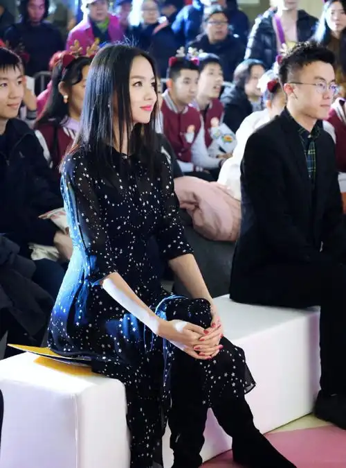 张梓琳真的快36穿黑色不规则抹胸套装,状态依旧好到爆