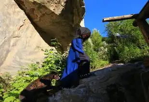 终南山中女道士独居深山洞穴尝百草