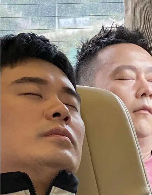 邓超鹿晗陈赫第2次齐换头像,选了张自认最帅的,被网友调侃最黑