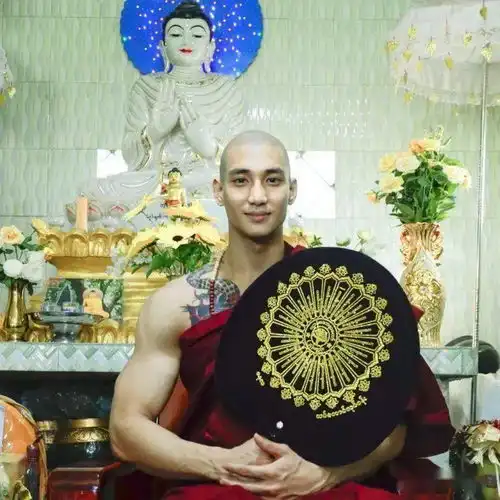 袈裟露出大肌肉,这个和尚我想吃