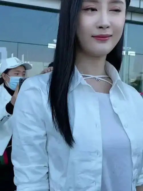 长得一般,但是很耐看,不信你多看几遍,越看越好看美女