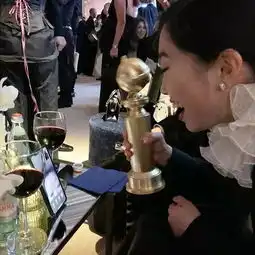 那个被骂丑和恶心的亚裔女孩,刚刚拿到了金球奖影后