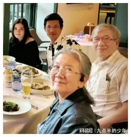 王力宏晒全家福,哥嫂罕露面,父母年老头发花白