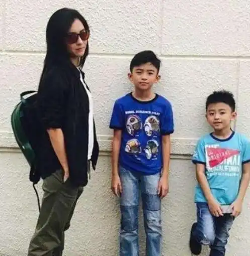 张柏芝儿子成迷你谢霆锋母子晒照相互依偎,曾经不想认父亲