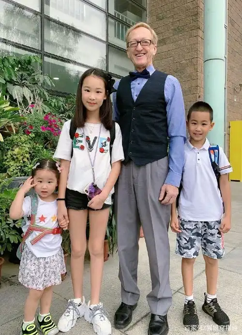 赵文卓大女儿国外归来,穿短裤和家人合影,才14岁腿真够长的