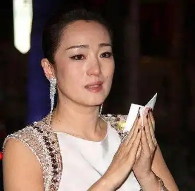 她和张艺谋相恋8年遭抛弃,二婚嫁大17岁老外,如今成人生赢家