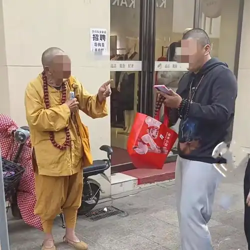 河南两个和尚化缘碰上,互相指责对方是假的,让对方不要来骗钱