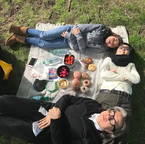 吴君如14岁女儿罕现身,亭亭玉立大长腿超吸睛,同框妈妈似姐妹