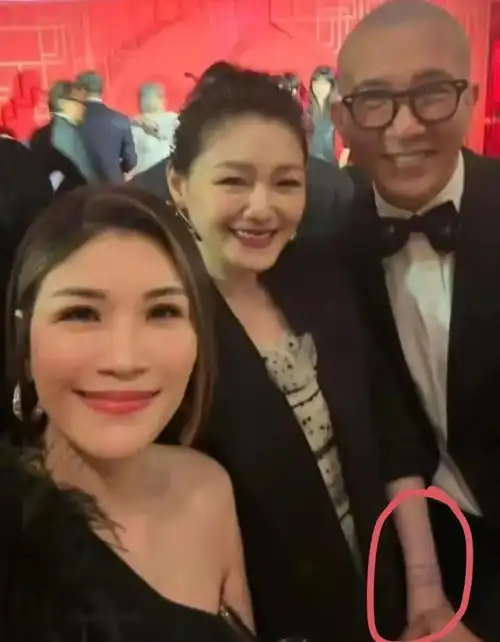 大s参加朋友女儿回门宴,旧裙子配新纹身,汪小菲跟具俊晔的差距