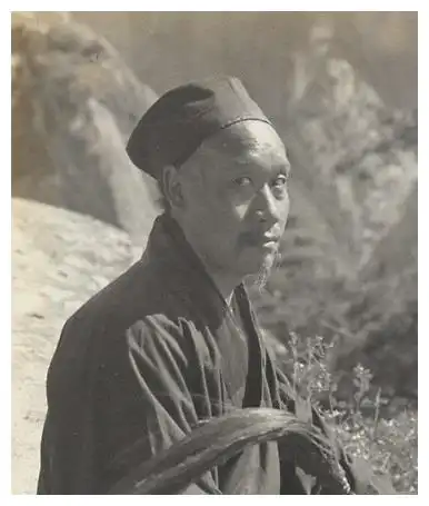 80年前华山道士老照片身形消瘦仪态不凡,图8是真正的华山论剑