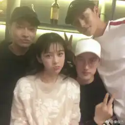 组图秦俊杰与赵韩樱子等人聚会与男同学对嘴亲吻辣眼睛