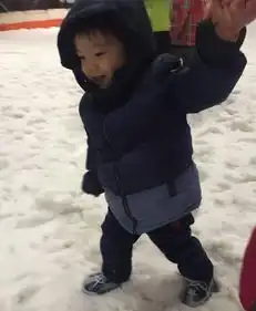 霍思燕一家现身嗯哼雪中玩耍呆萌可爱8119515