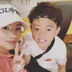 张柏芝晒母子合照画面温馨