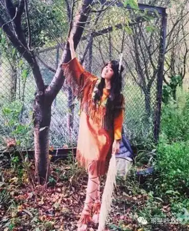 徐娇穿流苏裙美腿白皙网友简直美哭了