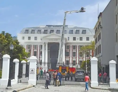南非议会建筑在火灾中受损严重