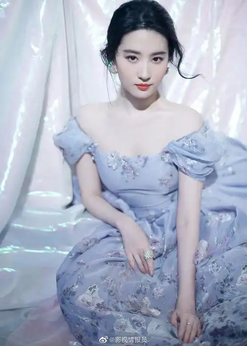 刘亦菲雾霾蓝公主裙唯美梦幻