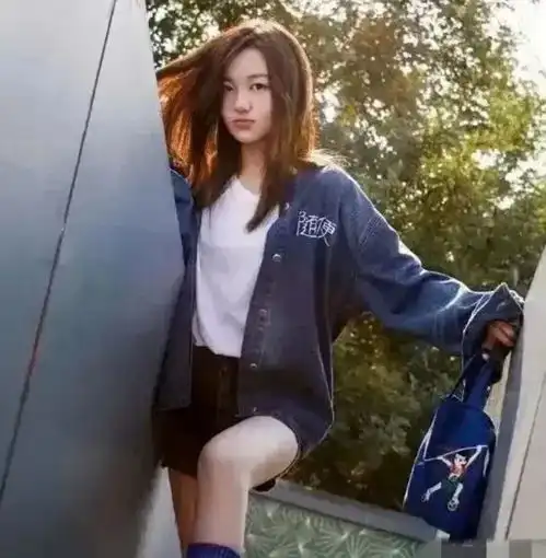 李亚鹏45岁生日,女儿送祝福如果你不抽烟,我会更爱你一点