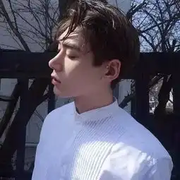 过年这么无聊,只能看看颜值超高的模特小哥哥咯