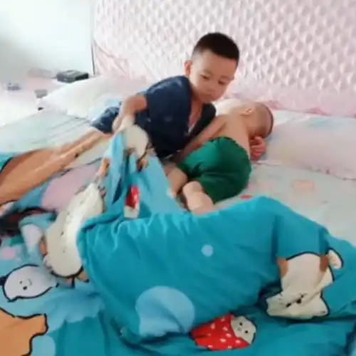 弟弟非要哥哥哄睡,接下来的一幕好感人,网友妈妈心都要暖化了