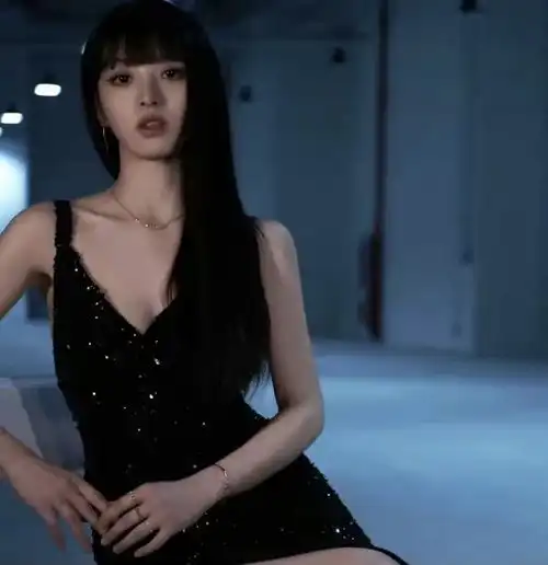 半熟男女同样穿露肩性感礼服,田曦薇与周雨彤却是不同的味道