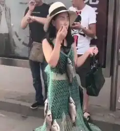 奇闻美女吸着烟,穿着难以言明的服装,路人纷纷侧目