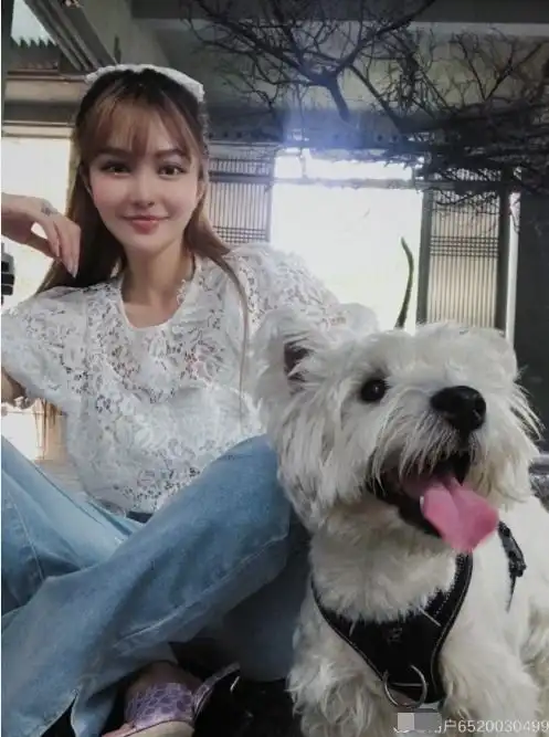 周扬青晒他拍美照,笑容甜美无名指纹身抢镜,自曝分手风波后瘦了