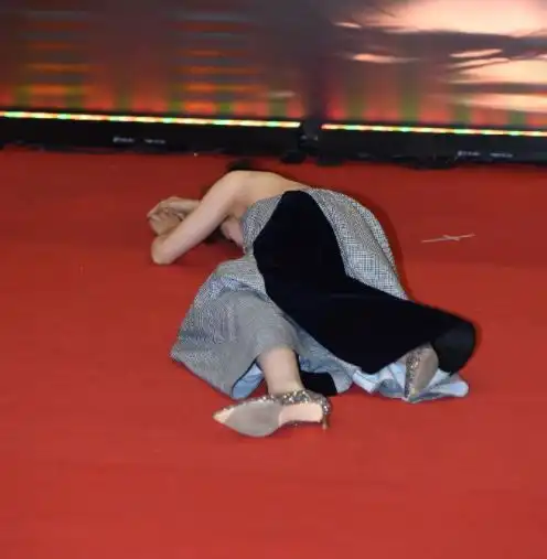 女星意外摔倒的瞬间,迪丽热巴滑行数米,她连摔两次依旧很糊