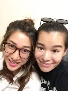 胡杏儿和钟嘉欣抱娃同框合影,三个孩子呆萌可爱,颜值超高