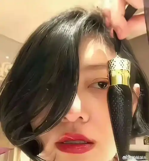 大s两张照片,被细心的网友发现了她的问题