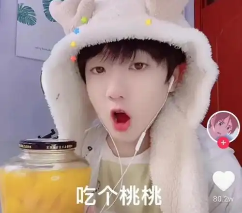吃个桃桃玩得真野,戴上项圈cos小狼狗,表情却很违和