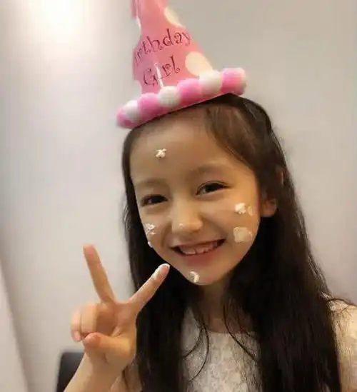 抖音裴佳欣化妆不读书,看到她的素颜后,网友摊上这父母真倒霉