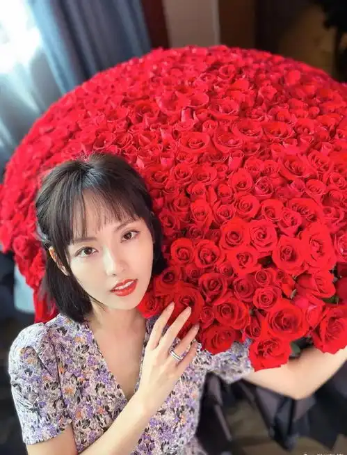 张嘉倪与玫瑰花谁更美